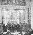 Au Carmel: fid�les devant la chapelle o� est expos�e la ch�sse de la sainte