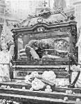 La ch�sse o� sont enferm�s les ossements, avec une statue de marbre polychrome repr�sentant la petite carm�lite 1932